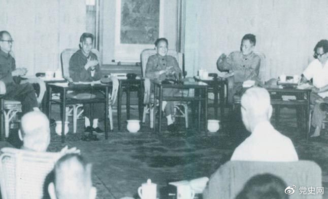 1977年8月4日—8日，鄧小平主持召開(kāi)科學(xué)和教育工作座談會(huì )。