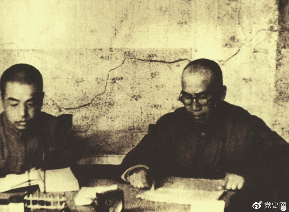 1945年8月，彭德懷任中央軍委副主席兼總參謀長(cháng)，協(xié)助毛澤東、朱德指揮對日軍的大反攻。圖為朱德和彭德懷在延安。