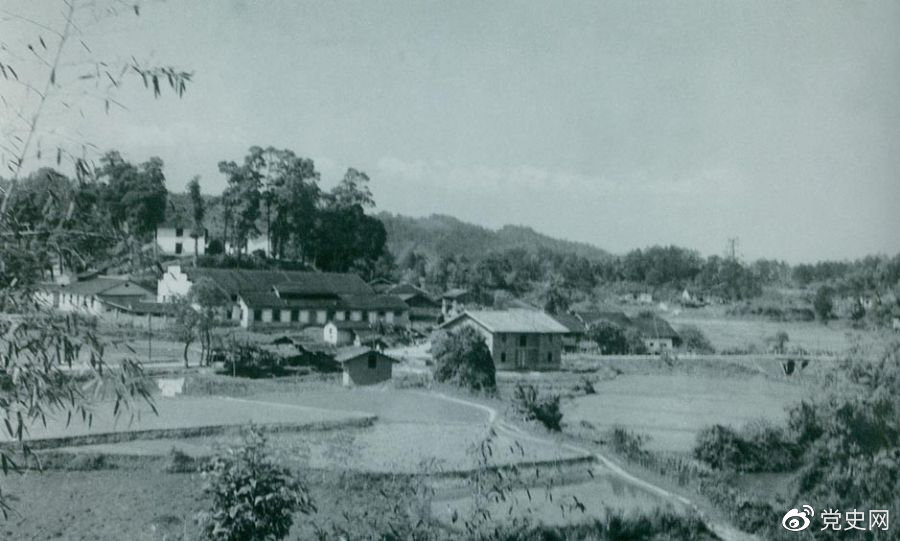 1934年8月，任弼時(shí)等率紅六軍團9700余人，從橫石和新江口出發(fā)，開(kāi)始西征。圖為江西遂川縣橫石。