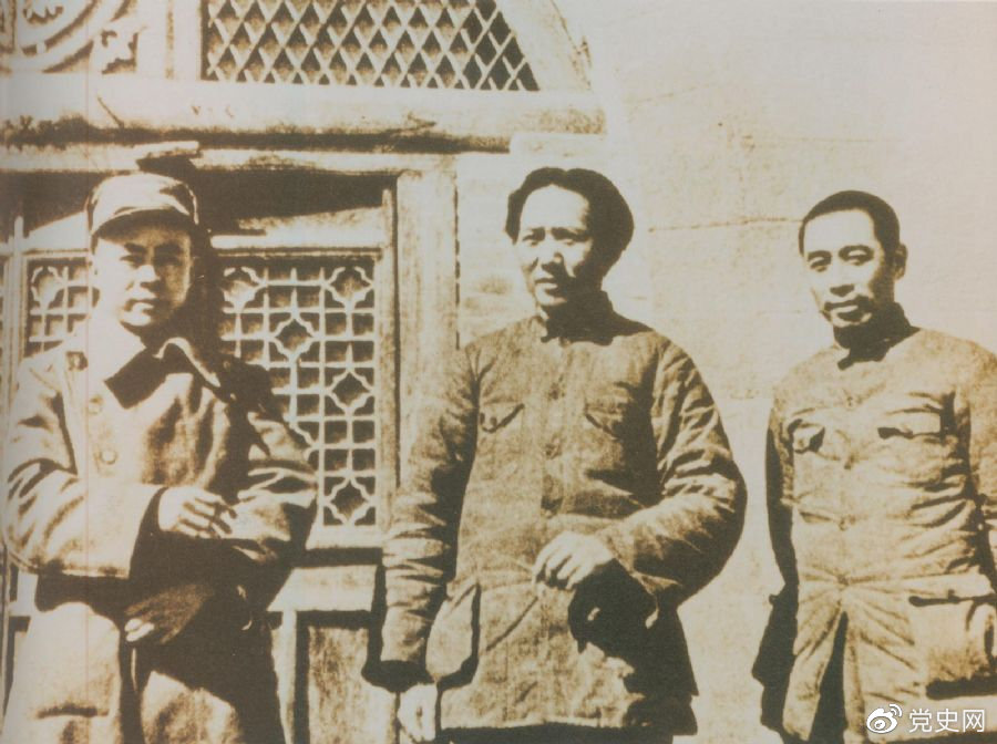 洛川會(huì )議上組成了新的中共中央革命軍事委員會(huì )，毛澤東為書(shū)記（亦稱(chēng)主席）。這是毛澤東、周恩來(lái)和任弼時(shí)的合影。
